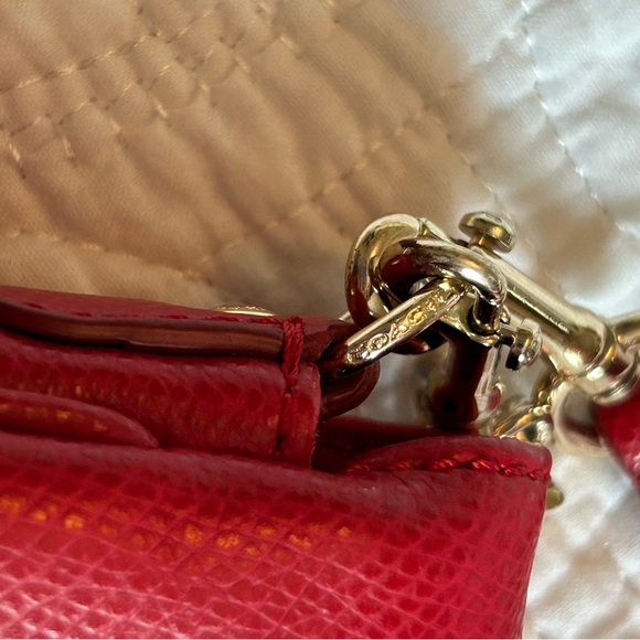 Coach crossbody with gold chain and hardware 👀❤️ - Picture 14 of 16